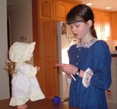 Anna giving knitting lessons to a friend (35 kb)